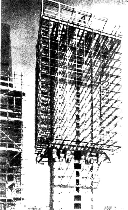 Монтаж нижней консольной конструкции после изготовления верхней части здания