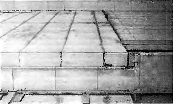 Рис. 61. Междуэтажное перекрытие с плитами из ячеистого бетона