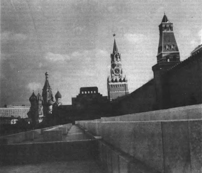 Здание Мавзолея В. И Ленина. Архитектор А. Щусев, 1929—1930