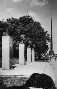 Аллея космонавтов и обелиск в честь покорения космоса