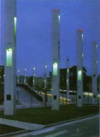 Бетонные светоформы на бульваре Сезанн в Гарданне, Франция. Светодизайнер Р. Нарбони, 1991