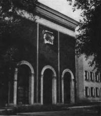 Центральный Дом архитектора, улица Щусева, 7. Фасад. Архитектор А. Буров, 1940