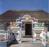 Декор стен монастыря и жилых домов использует геометрические мотивы. Город Вельдевреде. Лесото