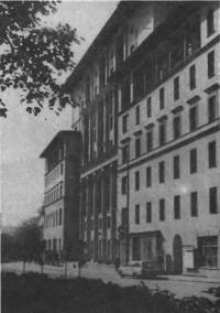 Дом на Суворовском бульваре, 9. Архитектор Е. Иохелес, 1936—1937