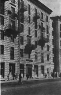 Крупноблочный дом на Большой Полянке, 11. Архитекторы А. Буров, Б. Блохин, 1939