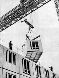 Монтаж жилого дома из объемных элементов в районе Могилевского шоссе. 1964 г.