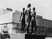 Скульптурная композиция перед зданием хореографического училища Большого театра