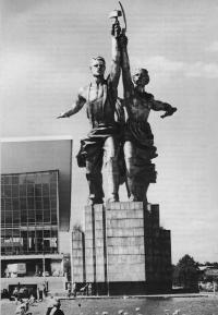 Скульптурная композиция «Рабочий и колхозница»