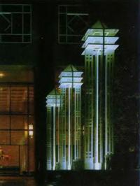 Светоформы перед входом в здание Лэндмарк-центра в г. Тампа, Флорида. Светодизайнер Р. Ренфро